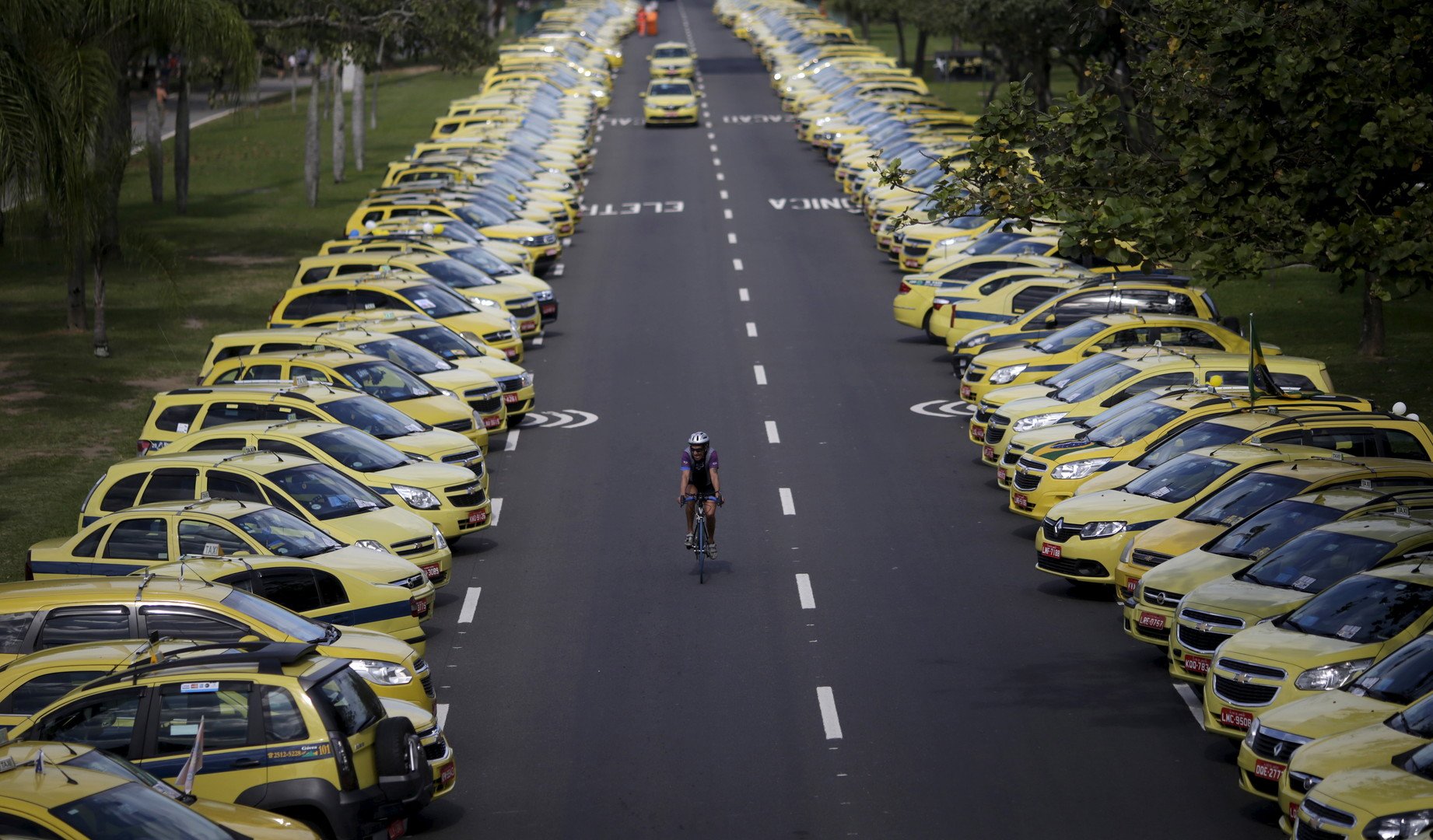 تطبيق أوبر يثير غضب سيارات التاكسي الأبيض في مصر