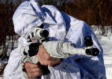 قناص يتقدم إلى موقعه لإطلاق النار في أثناء إجراء تدريب مركب (شامل) للواء المظلي المستقل 83 