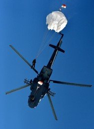 مظليون في أثناء قفزهم بالمظلة خلال التدريب المركب