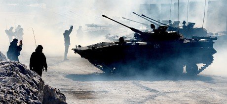 ناقلات جنود قتالية مجنزرة تتخذ أماكنها في مرآب للمعدات العسكرية بعد نهاية التدريب المركب