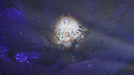 إحدى المرشحات لمنصب ملكة كرنفال سانتا كروز دي تينيريفه على جزيرة كناري الإسبانية، 3 فبراير/شباط 2016