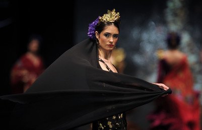  عارضة أزياء تقدم فستان من إبداع المصمم لويس فرنانديز، إشبيلية، 5 فبراير/شباط 2016 