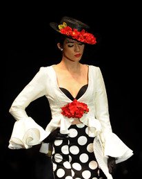  عارضة أزياء تقدم فستان من إبداع المصمم أنخيليس غالفيز، إشبيلية، 5 فبراير/شباط 2016 