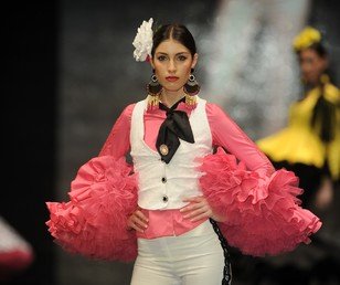  عارضة أزياء تقدم فستان من إبداع المصمم سيرجي غاريدو، إشبيلية، 5 فبراير/شباط 2016 