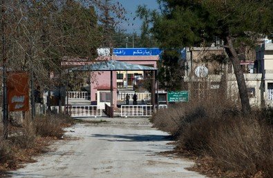 منظر لنقطة مرور مغلقة على الحدود السورية التركية في منطقة مدينة كسب