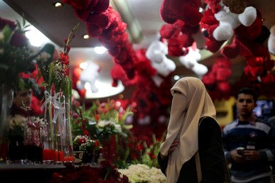 سيدة فلسطينية تتسوق داخل محل لبيع الهدايا يوم عيد الحب في مدينة غزة، 14 فبراير/شباط 2015