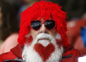 مواطن كندي يحتفل بعيد الحب على طريقته الخاصة، فيرسم قلباً أحمر على لحيته البيضاء، مقاطعة ساسكاتشيوان، كندا، 14 فبراير/شباط 2015