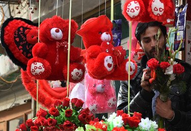 بائع باكستاني يجهز باقة من الورد لبيعها في عيد الحب، 13 فبراير/شباط 2015