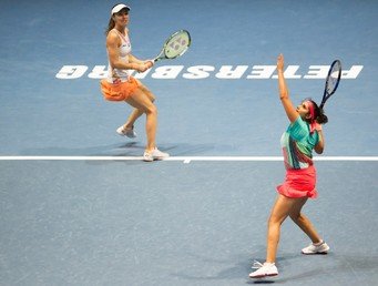 مارتينا هينغيس وسانيا ميزا 