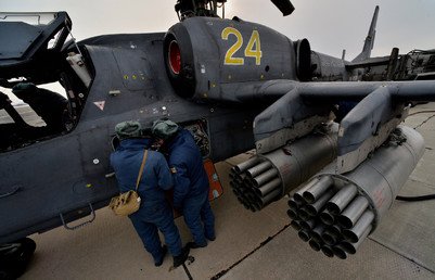 نصب الصواريخ على متن مروحية "كا - 52" (التمساح) لتشارك في التدريبات التكتيكية