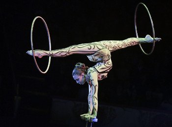 فنانة تقدم عرضا ضمن برنامج السيرك الجديد