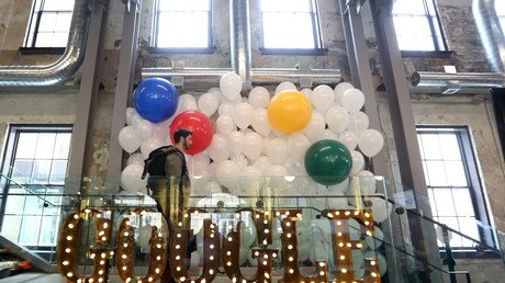 رجل يسير وسط الأضواء والبالونات التي استخدمت في افتتاح مكتب شركة غوغل الجديد في كندا 