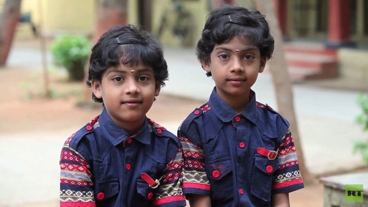 مدرسة هندية تضم 29 توأما (فيديو)