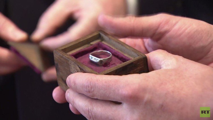 بالفيديو.. خاتم جان دارك يعود إلى فرنسا بعد 600 عام في بريطانيا