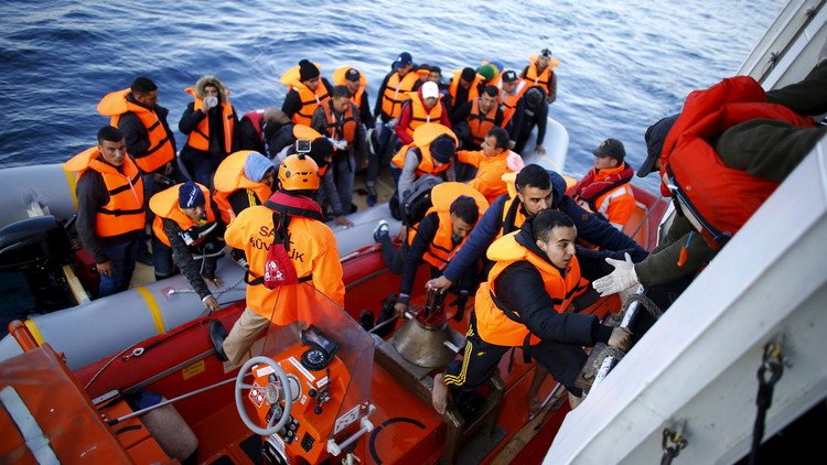 مقتل 25 مهاجرا غرقا بتحطم قاربهم قبالة السواحل التركية (فيديو)