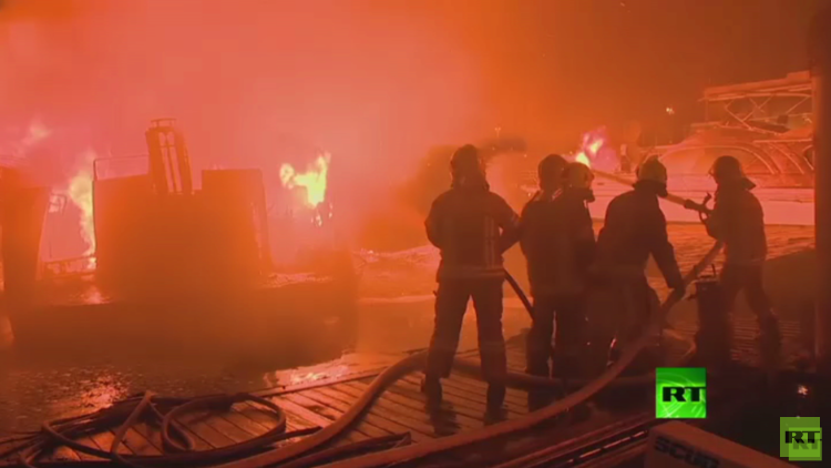 حريق ضخم يلتهم 8 قوارب في مارينا أبو ظبي لليخوت الفاخرة (فيديو وصور)