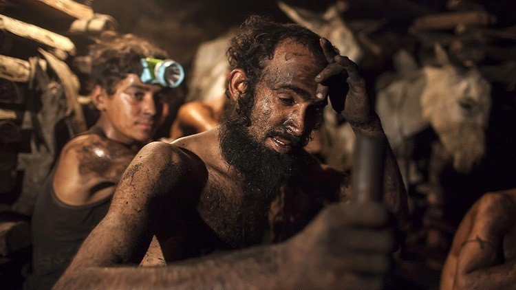  مصرع 7 أشخاص ومحاصرة 45 داخل منجم فحم في باكستان