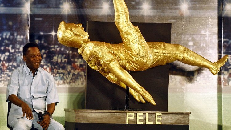 بيليه يعرض ميدالياته وكؤوسه وتاجه للبيع في مزاد