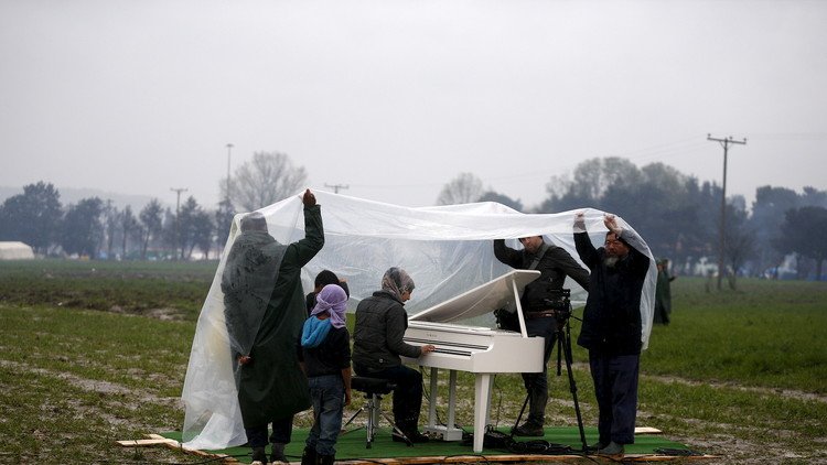 لاجئة سورية تروي عبر الموسيقى آلام اللاجئين (فيديو)