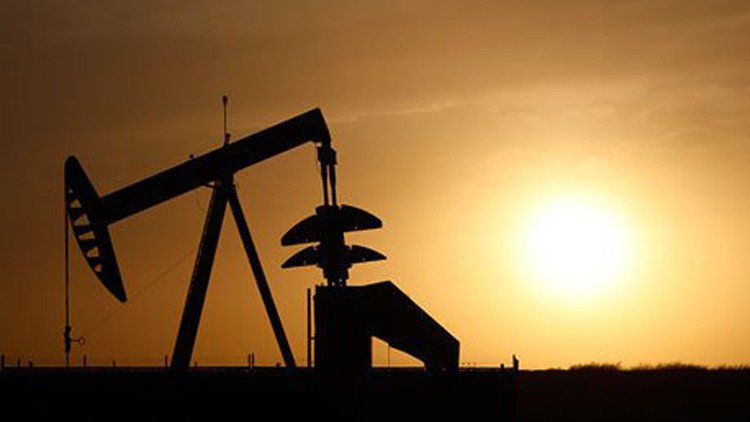 تخمة المعروض تواصل الضغط على أسواق النفط 