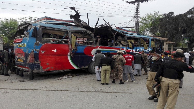 مقتل 15 شخصا على الأقل بتفجير حافلة في باكستان