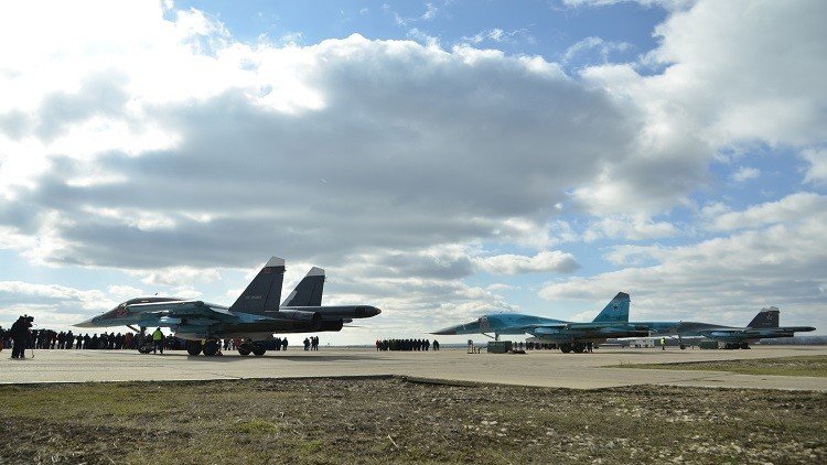 مجموعة أخرى من الطائرات الحربية الروسية تغادر قاعدة حميميم (فيديو)