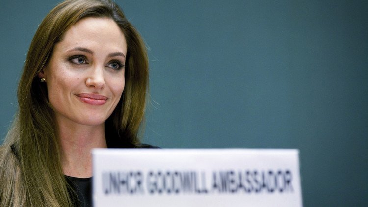 إنسانية أنجلينا جولي 