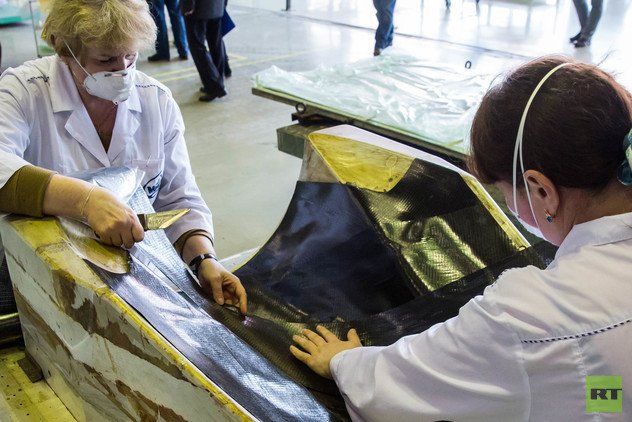 قولبة المواد التركيبية في الورشة