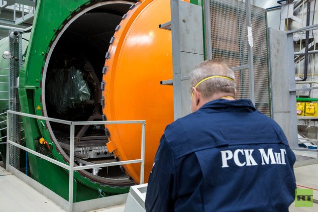 فرن تسخين الأجزاء وضغطها وتقطيبها