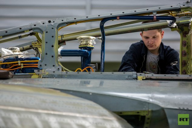 ورشة تركيب الطائرة