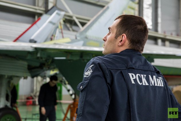 ورشة تركيب الطائرة