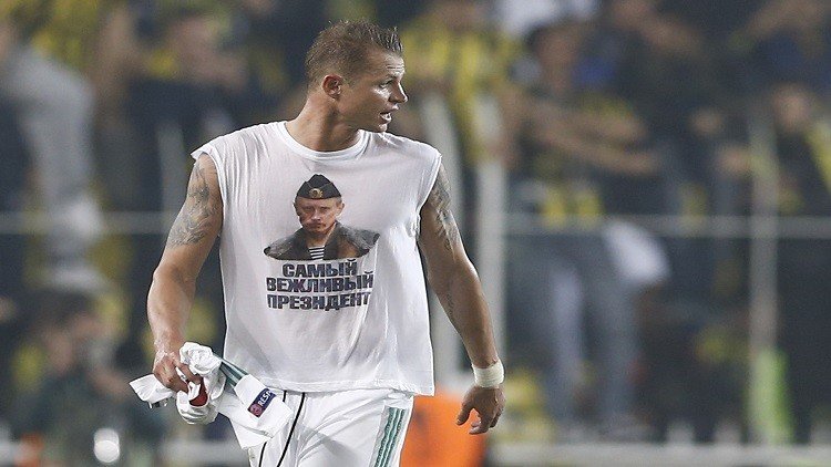 تغريم لاعب روسي لارتدائه قميصا يحمل صورة بوتين 