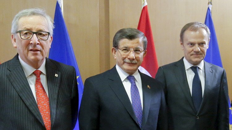 داود أوغلو: تبادل 72 ألف لاجئ يعتبر فقط مرحلة أولى من التعاون بين أنقرة وبروكسل