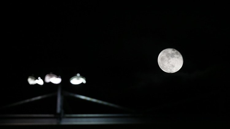 طالب أمريكي قد يعالج أزمة الطاقة بواسطة القمر 