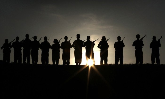 أعضاء من البيشمركة الإيرانية الكردية يشاركون في التدريب استعدادا للاحتفال بعيد النوروز (رأس السنة الفارسية الجديدة) في بلدة كويه، 100 كم شمال اربيل