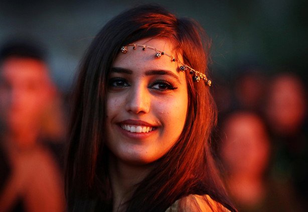 امرأة كردية إيرانية بمظهر احتفالي خلال عيد النوروز (رأس السنة الفارسية الجديدة)