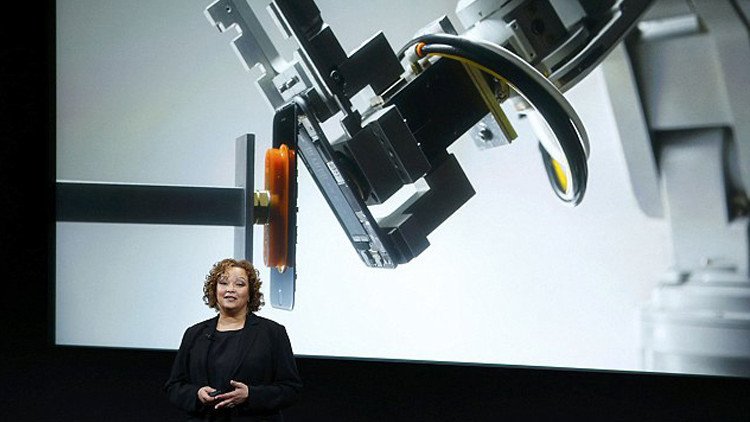 أبل تكشف روبوتا يستطيع تفكيك هاتف آيفون في 11 ثانية! (فيديو)