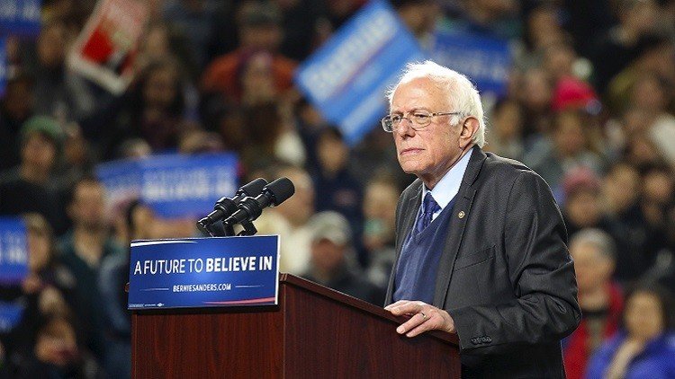 ساندرس يتقدم على كلينتون في الانتخابات التمهيدية بولايتين أمريكيتين