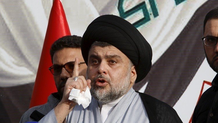 الصدر يقتحم المنطقة الخضراء ببغداد ويبدأ اعتصاما بمفرده (فيديو)