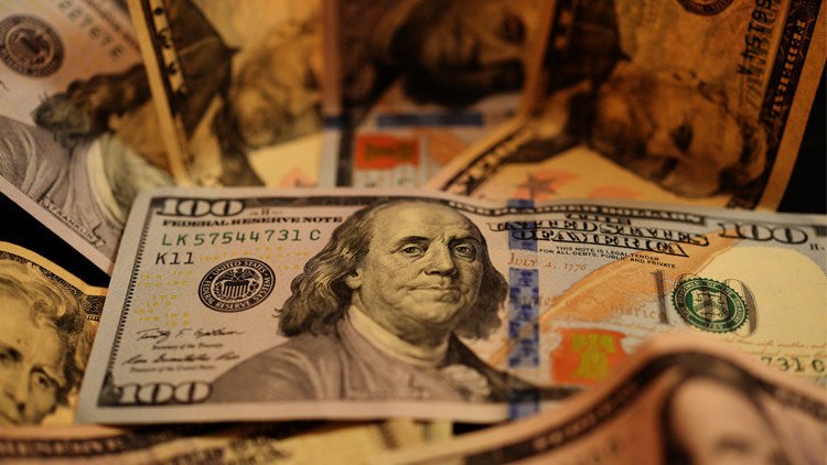 الدولار يرتفع أمام الين ويهوي مقابل الروبل