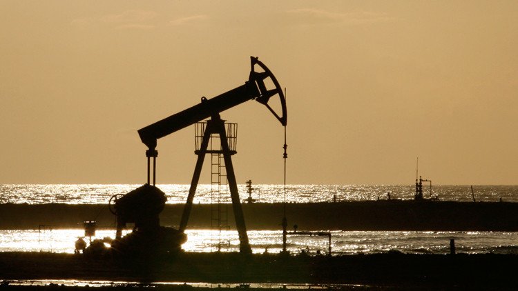 النفط يهوي بفعل قوة الدولار