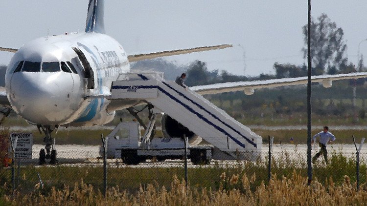 مصر تطلب من قبرص تسليم المتهم بخطف طائرة الركاب