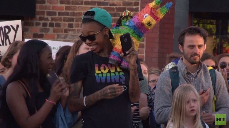 بالفيديو من أمريكا.. المثليون يطالبون بحق اختيار دورات المياه