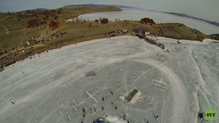 ثلاثة يقفزون من طائرة خفيفة إلى فتحة في الجليد (فيديو)