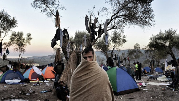 مزارع يوناني يحاول حرث مخيم للاجئين 