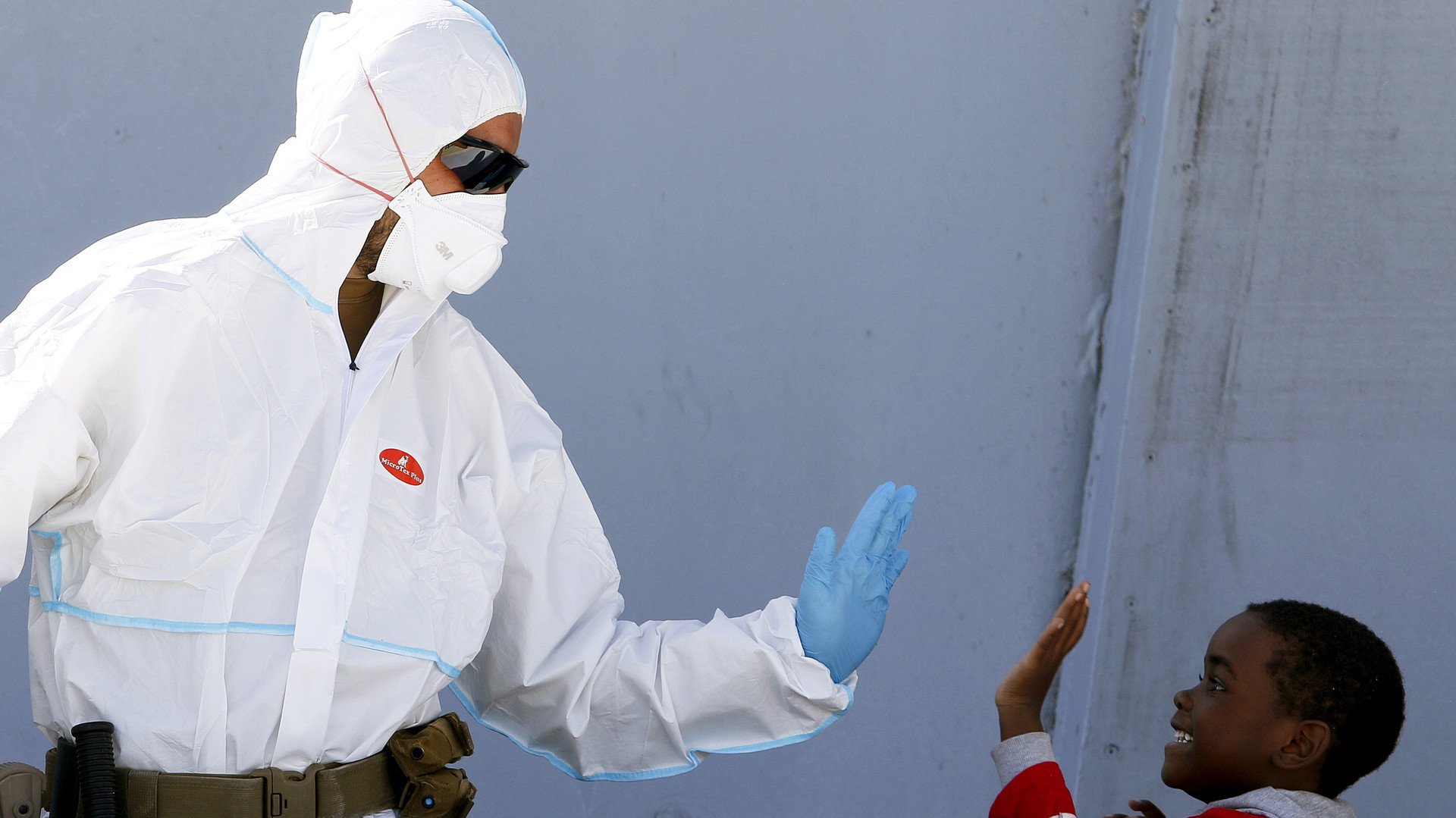 أحد عمال الإغاثة يحيي طفلا، بعد وصول عمال الإغاثة إلى سفينة تابعة للبحرية الإيطالية في ميناء صقلية، إيطاليا، 24 فبراير/شباط 2016  