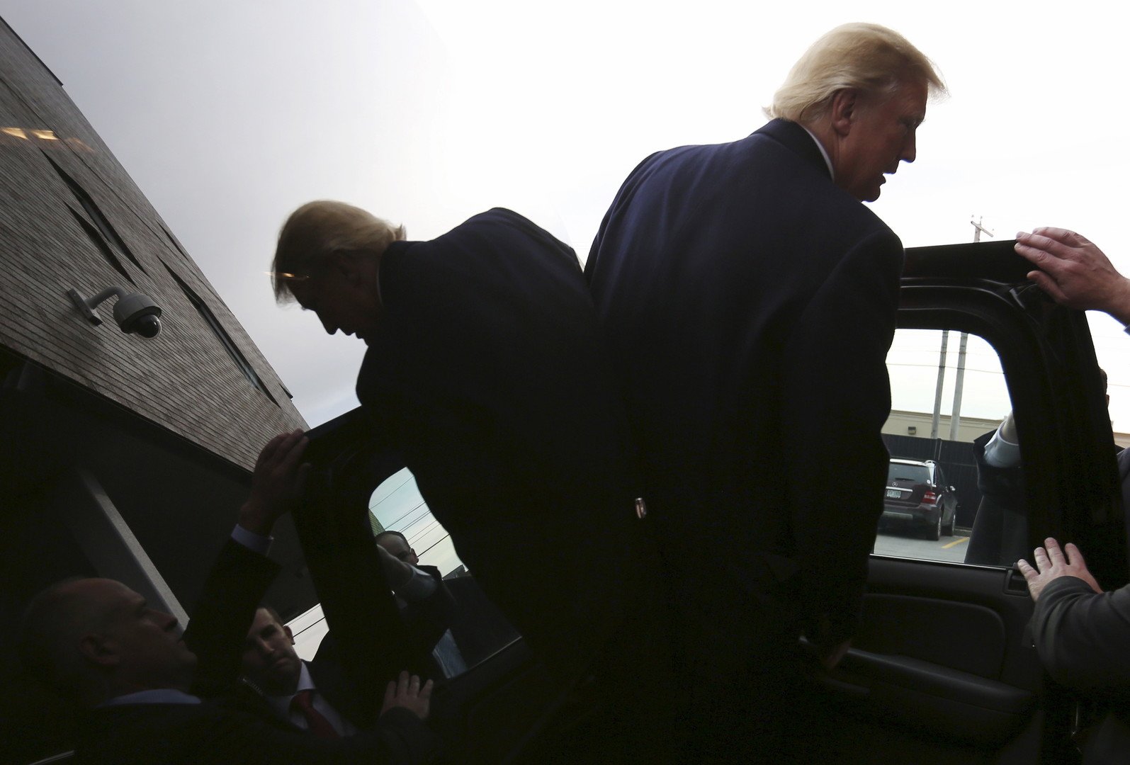 المرشح الرئاسي الأمريكي دونالد ترامب يستعد لركوب سيارته الرباعية الدفع بعد انتهاء مؤتمر صحافي في مقر الشرطة الرئيسي بمدينة مانشستر، نيو هامبشاير، 4 فبراير/شباط 2016  