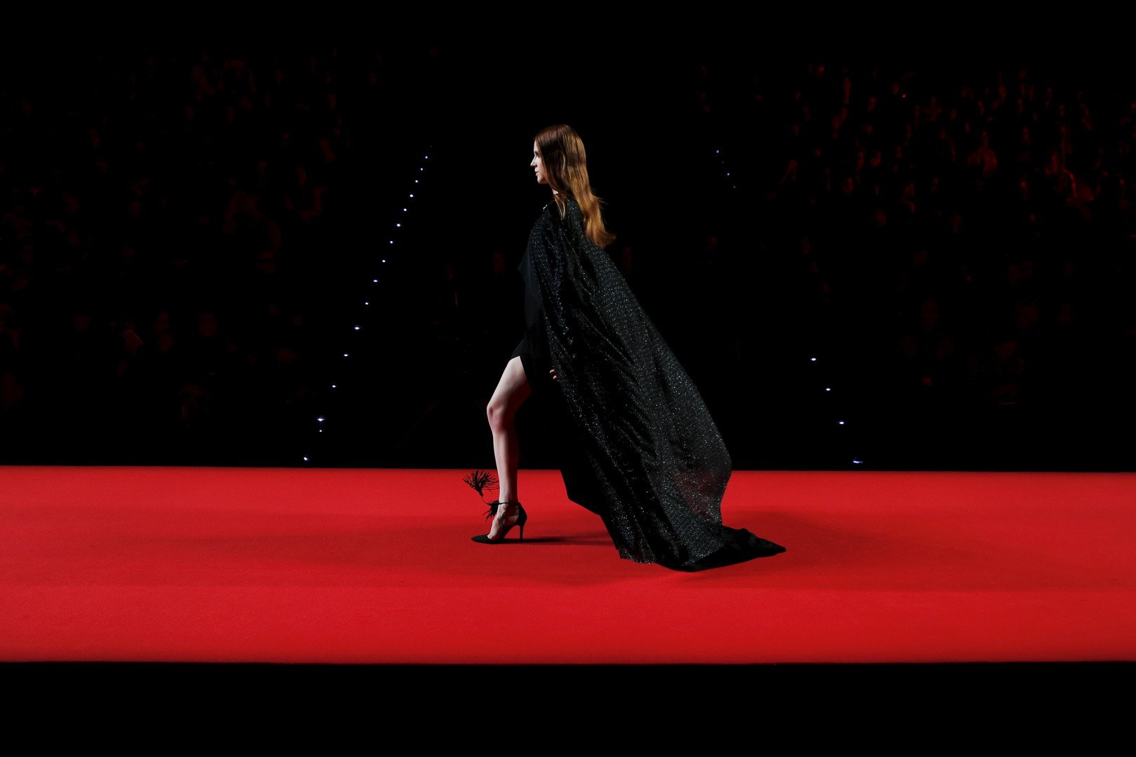 عارضة أزياء تقدم أحدث إبداعات موسم الخريف/الشتاء للمصممة خوانجو أوليفا، أسبوع موضة مرسيدس بنز، مدريد، إسبانيا، 19 فبراير/شباط 2016 