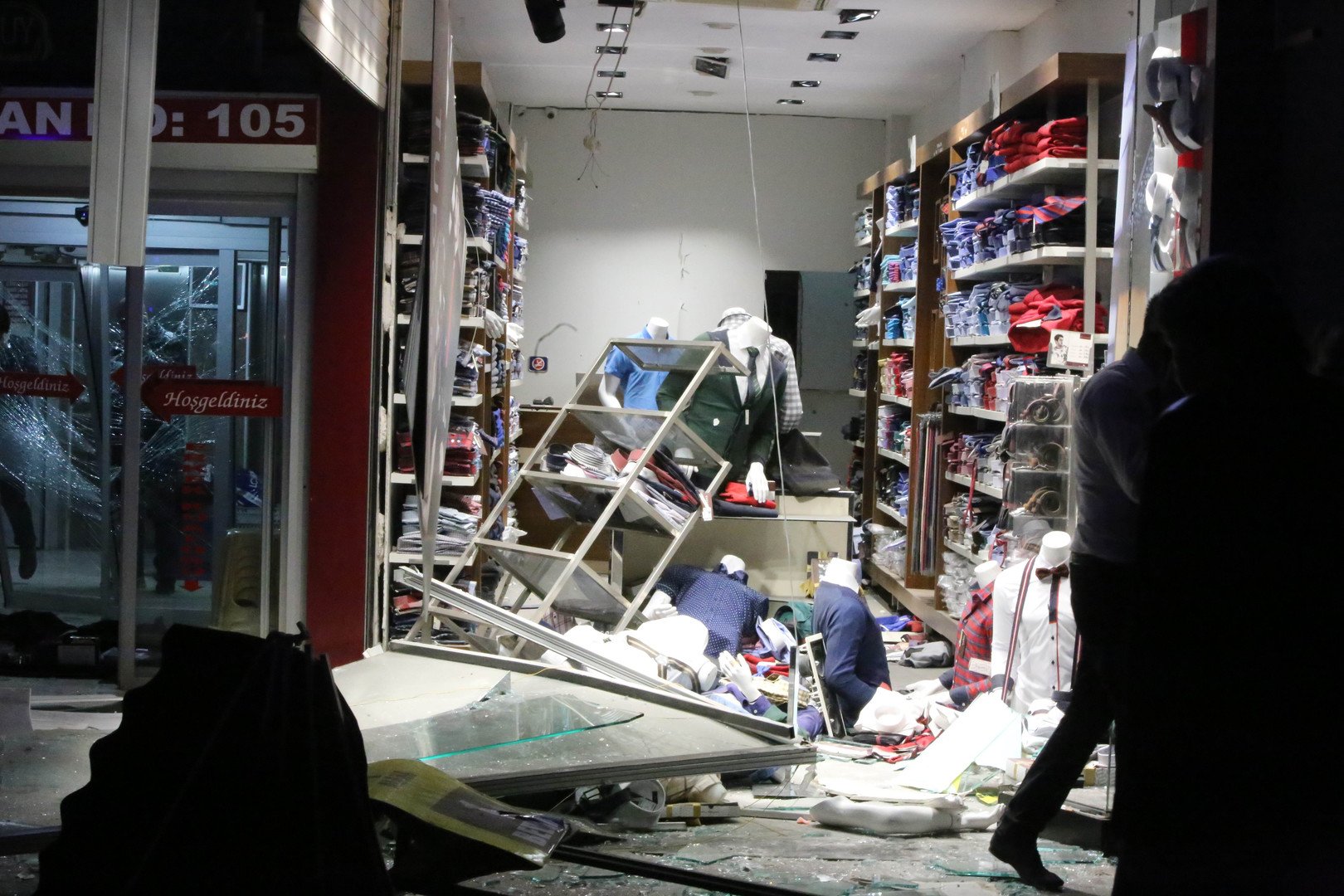 صورة لمحل تجاري مدمر نتيجة للتفجير في أنقرة في 13 مارس/آذار