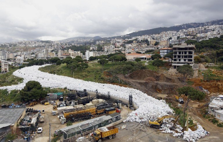 بدء إزالة النفايات في لبنان وسط انتقادات واسعة